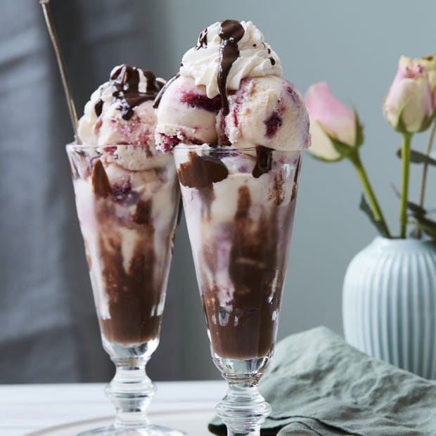 Kirsebærsundae med hjemmelavet is og chokoladesauce.