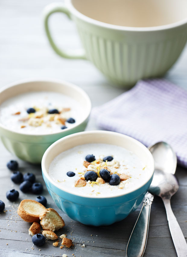 Hjemmelavet koldskål af ymer, kærnemælk, citron, vanilje og blåbær