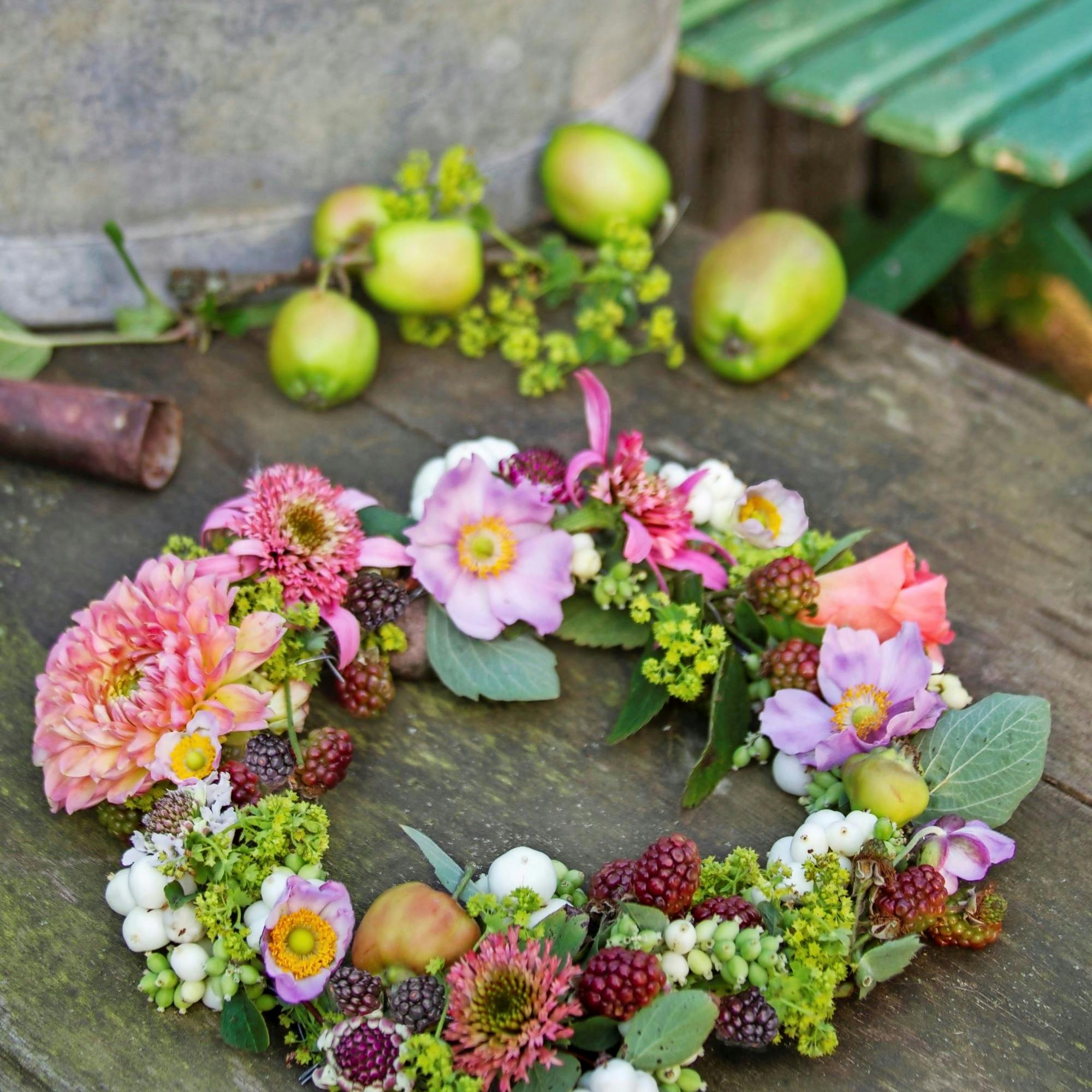 Lav en krans med blomster og æbler
