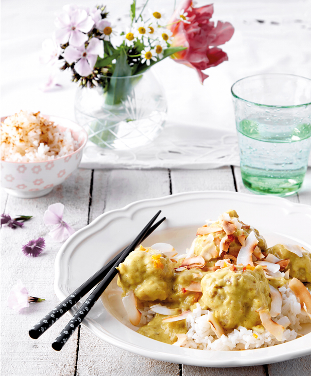 Krydrede kyllingeboller i kokossauce 