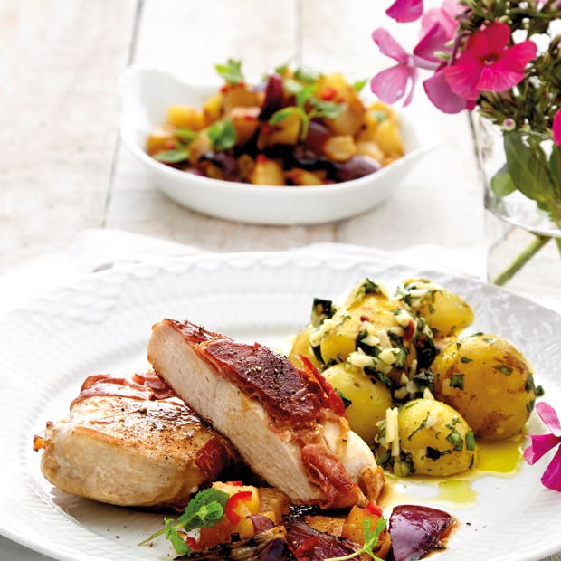 Kyllingebryst med parmaskinke, kartoffelsalat og grillet ananassalsa