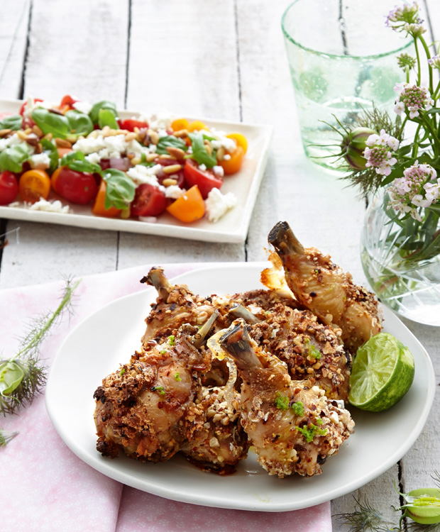 Kyllingelår med nøddecrumble og tomatsalat 
