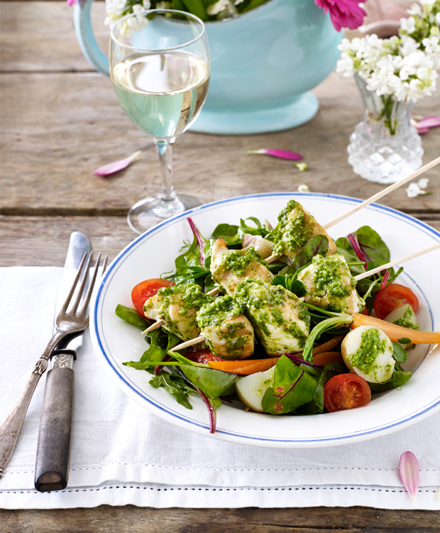 Kyllingespyd med pesto og sommergrønt