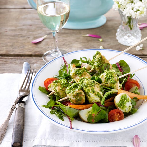 Kyllingespyd med pesto og sommergrønt