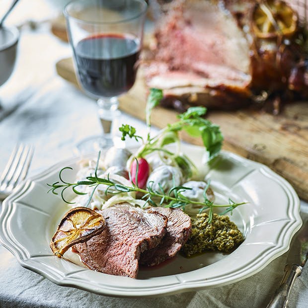 Lammekølle med kartoffelsalat og ramsløgpesto