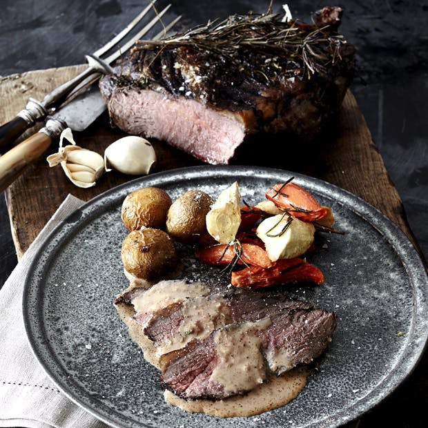 Langtidsstegt culotte med rodfrugter og stegte kartofler