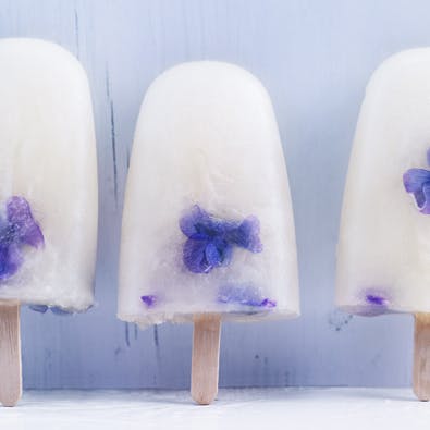 Yndige lemonade-ispinde med spiselige blomster