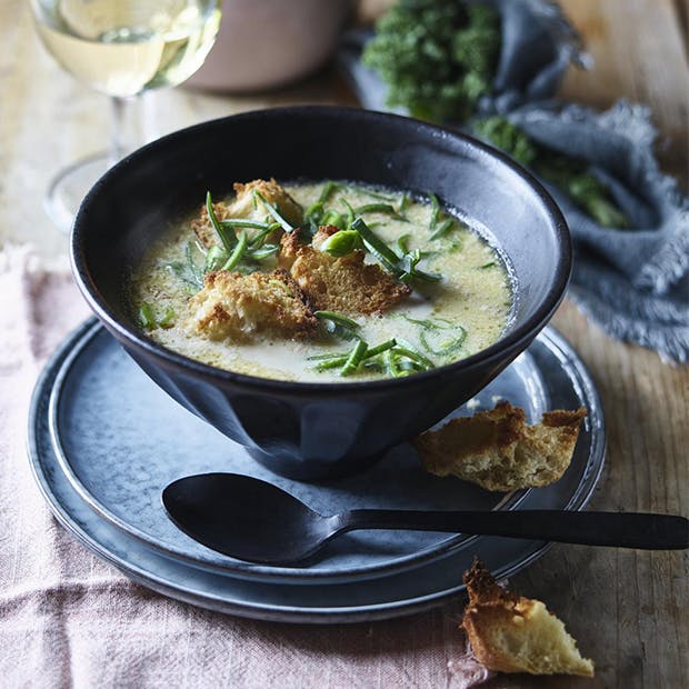 Klassisk løgsuppe med brødcroutoner