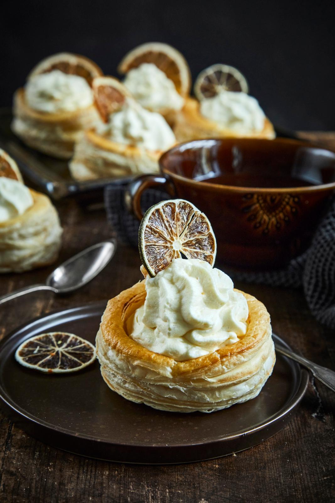 Sprøde fastelavnsboller med orangeskum