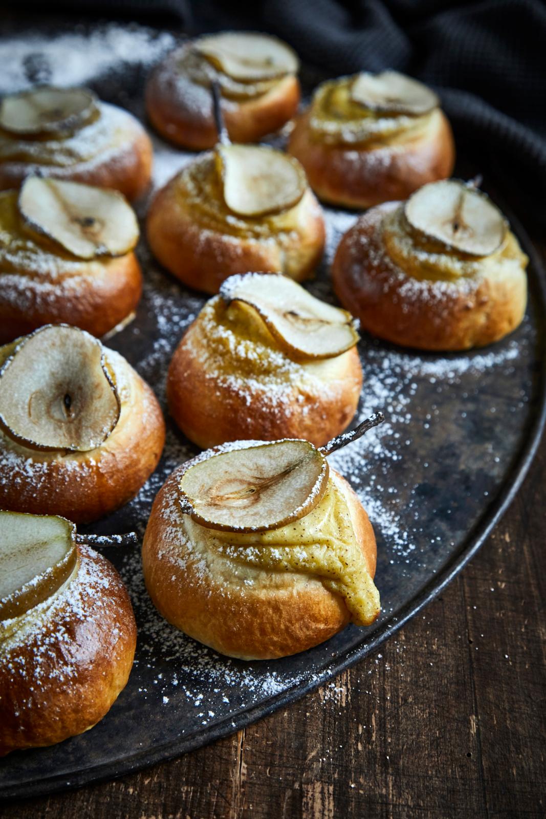 Fastelavnsboller med vaniljecreme og pære