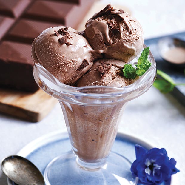 Lækker isdessert af mælkechokolade