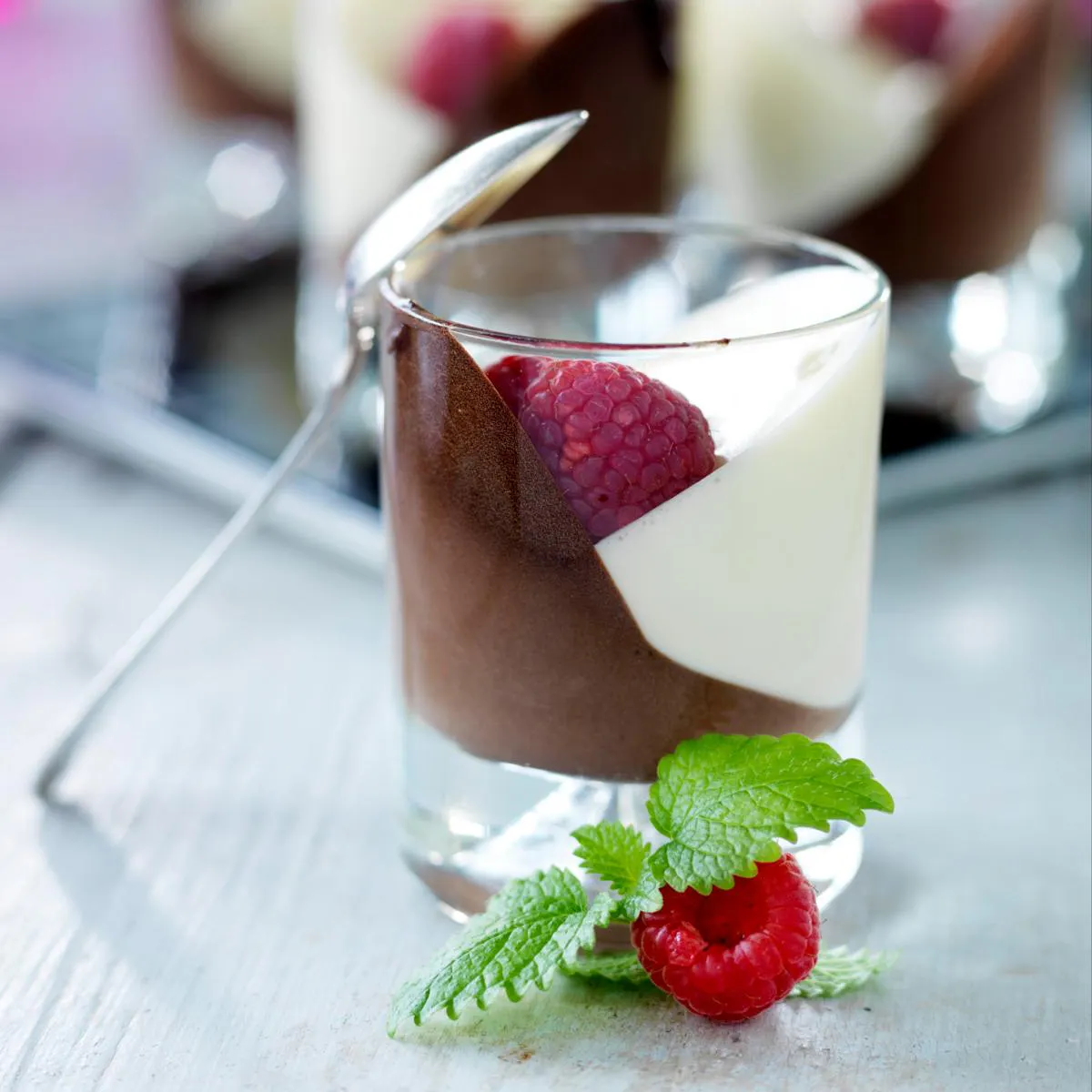 Magisk mousse med hvid og mørk chokolade | ISABELLAS
