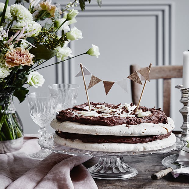 https://imgix.isabellas.dk/media/article/marengskage_med_mandler_og_chokoladecreme.jpg