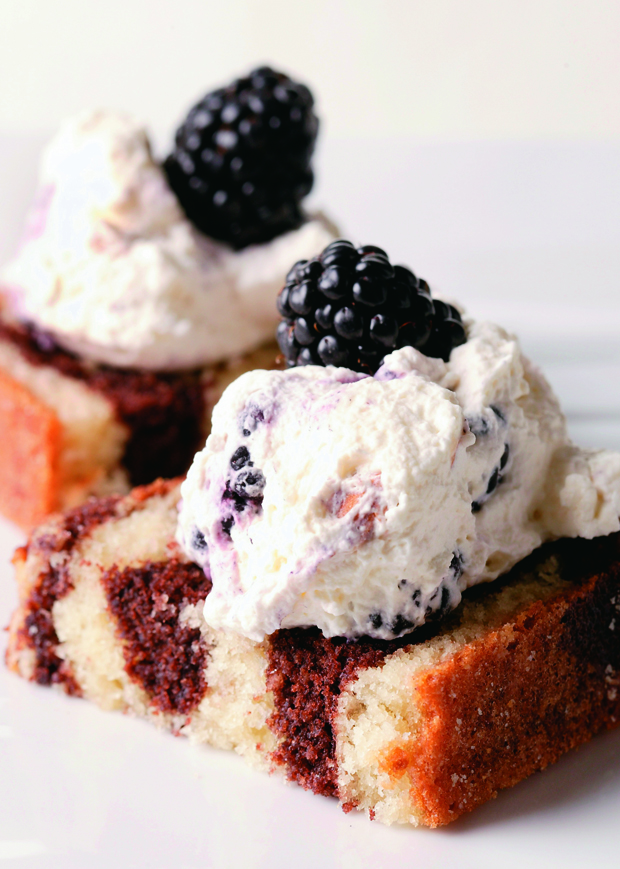 opskrift på marmorkage med flødeskum og bær 