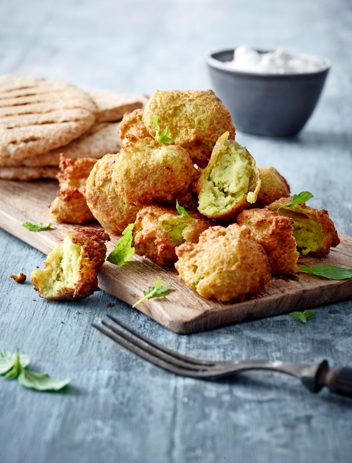 Opskrift på bønnefalafel med hytteost og mynteyoghurt