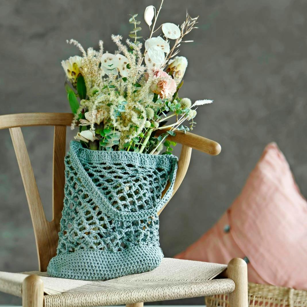 Hæklet indkøbsnet med blomster i