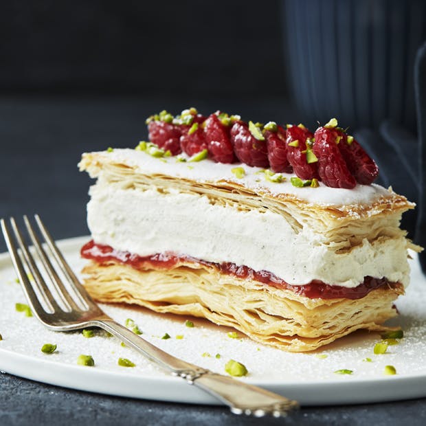 Opskrift på napoleonskager med creme og bær