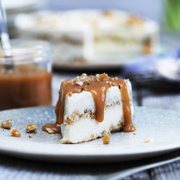 Nougat-islagkage med hasselnødder og karamel
