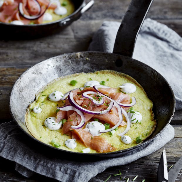 Omelet med laks, rødløg og purløgscremefraiche
