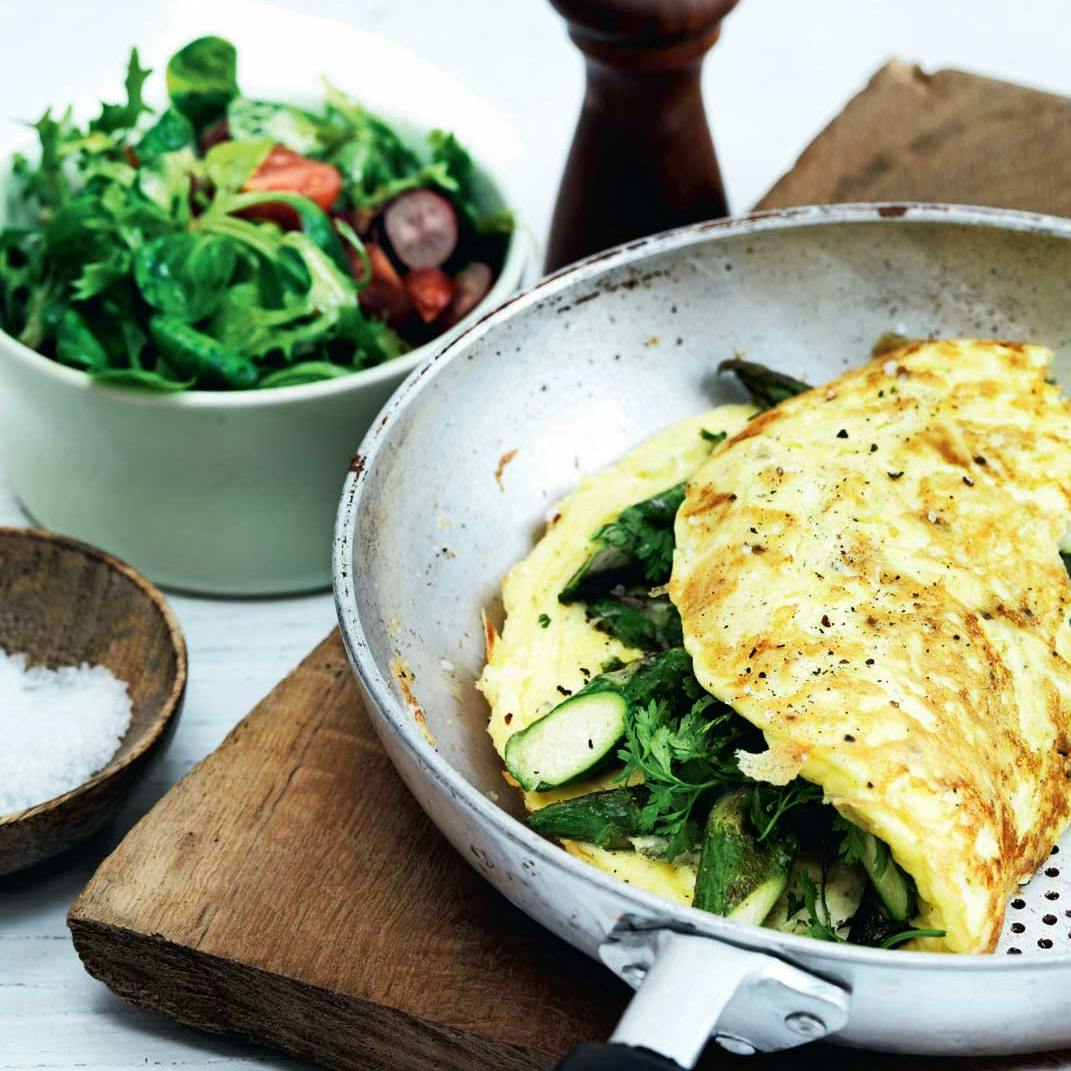 Omelet med asparges og salat