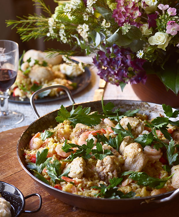 Klassisk, krydret paella med kylling og rejer