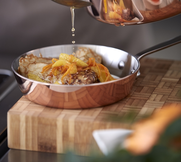 Pandekager på kobberpande med honning på