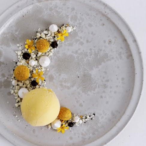 Passionsfrugt-is med lakrids og hvid chokolade