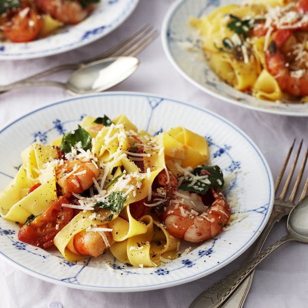 Pasta med tomatsauce og tigerrejer