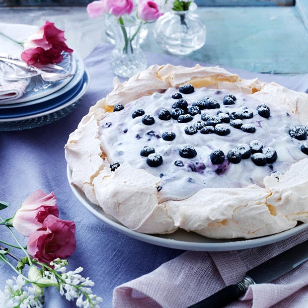 Pavlova med blåbærskum