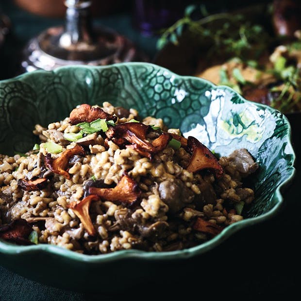 Perlebygotto med svampe og valnødder - få opskriften her