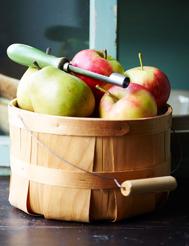 Frugttkurv med æbler og pærer