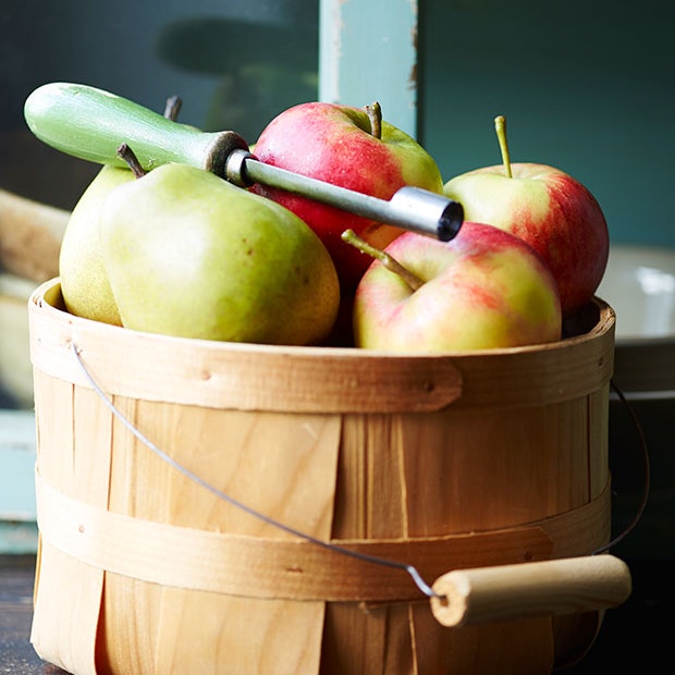 Frugttkurv med æbler og pærer