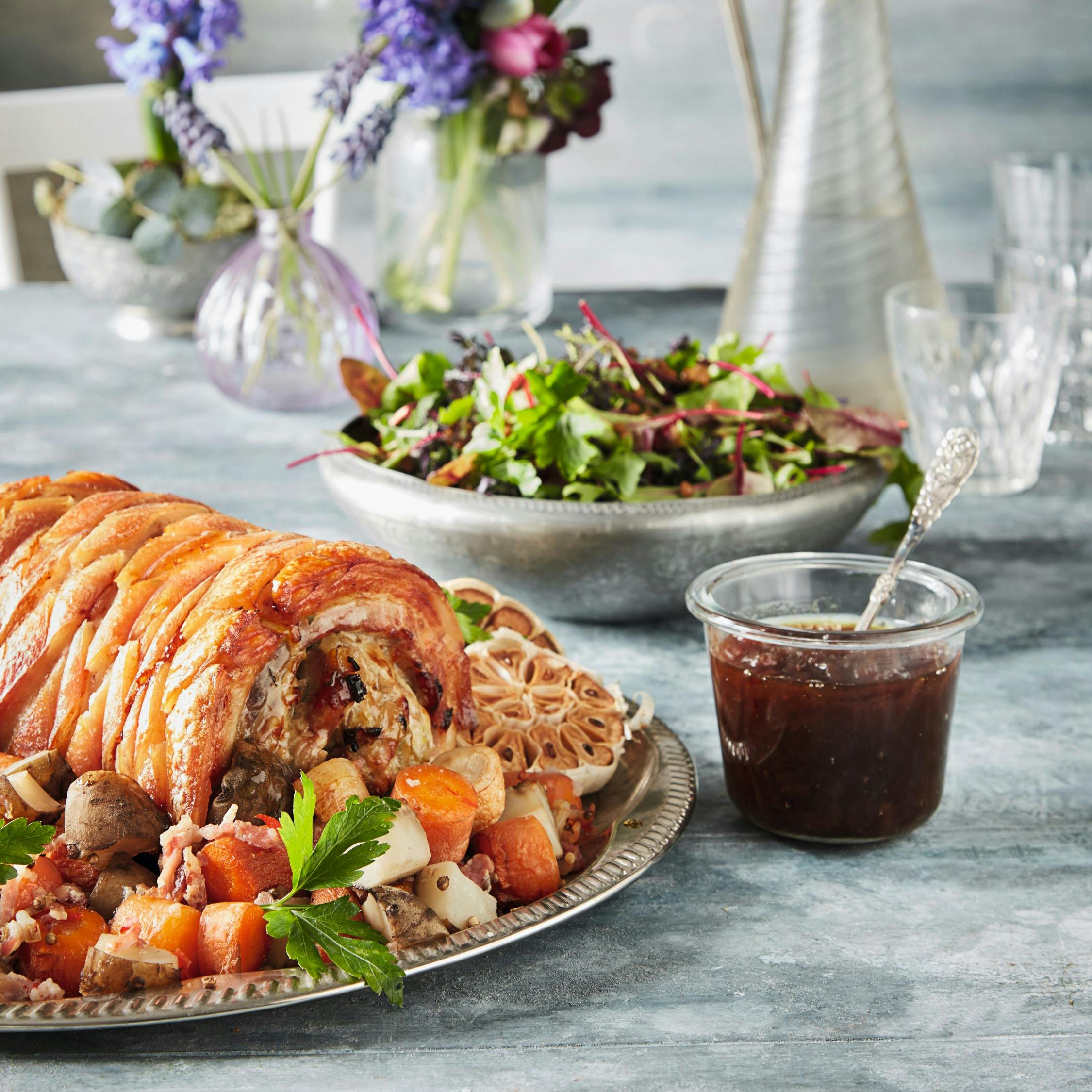 Opskrift på italiensk porchetta med grøntsager og løgmarmelade