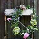 Efterårskrans af roser og hortensia - få en guide til kønne efterårskranse 