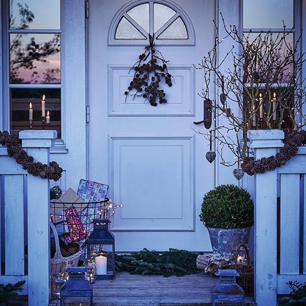 Pynt haven op til jul - med gran, kogler og lys