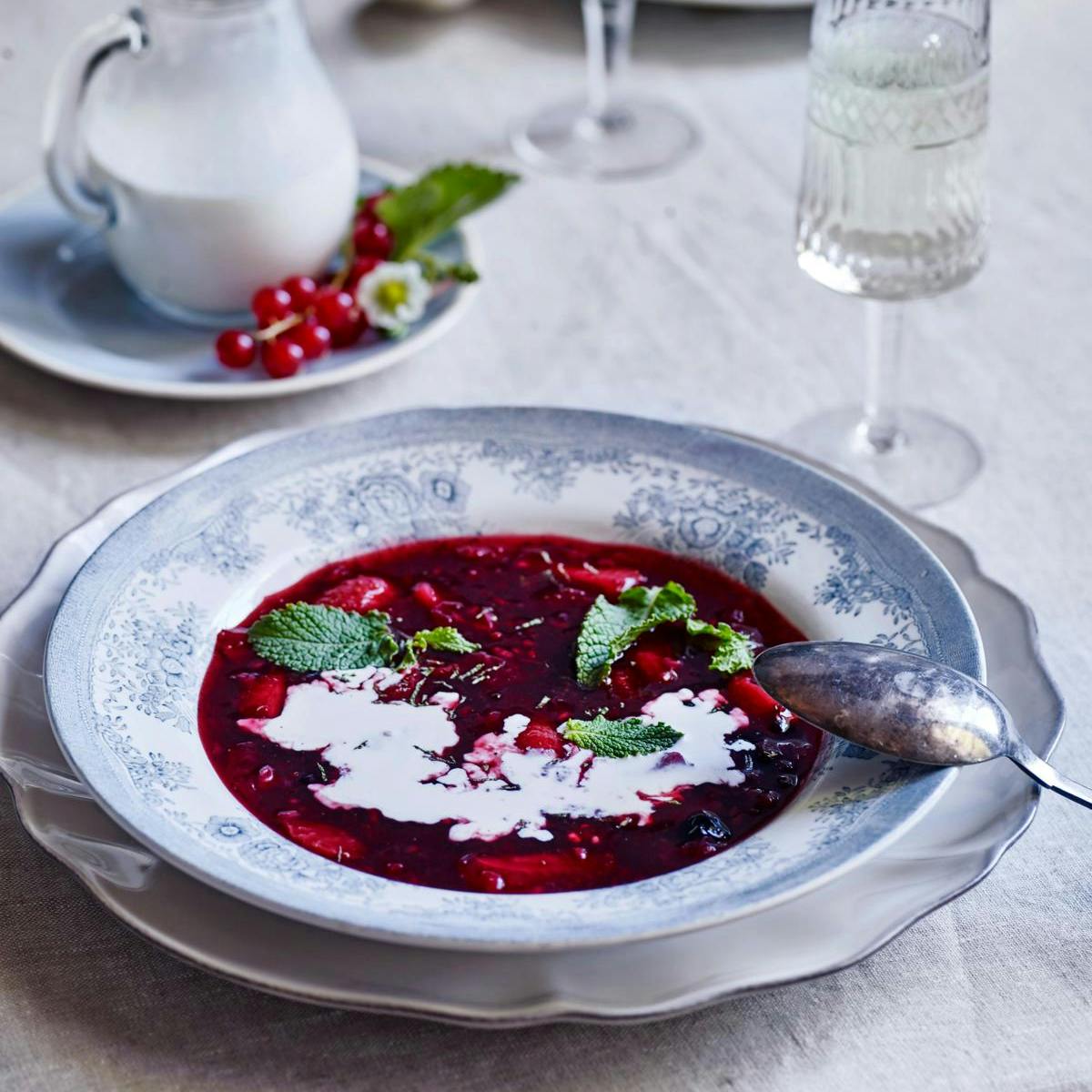 Opskrift på rødgrød med fløde og mynte