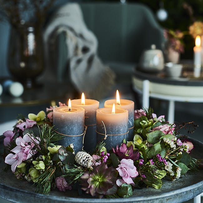 Se her, hvordan du laver en romantisk adventskrans med et mix af snitblomster og naturmaterialer