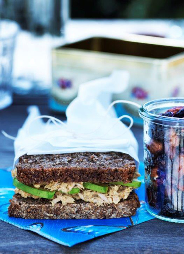 Rugbrøds-sandwich med tunsalat