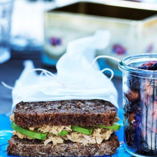 Rugbrøds-sandwich med tunsalat