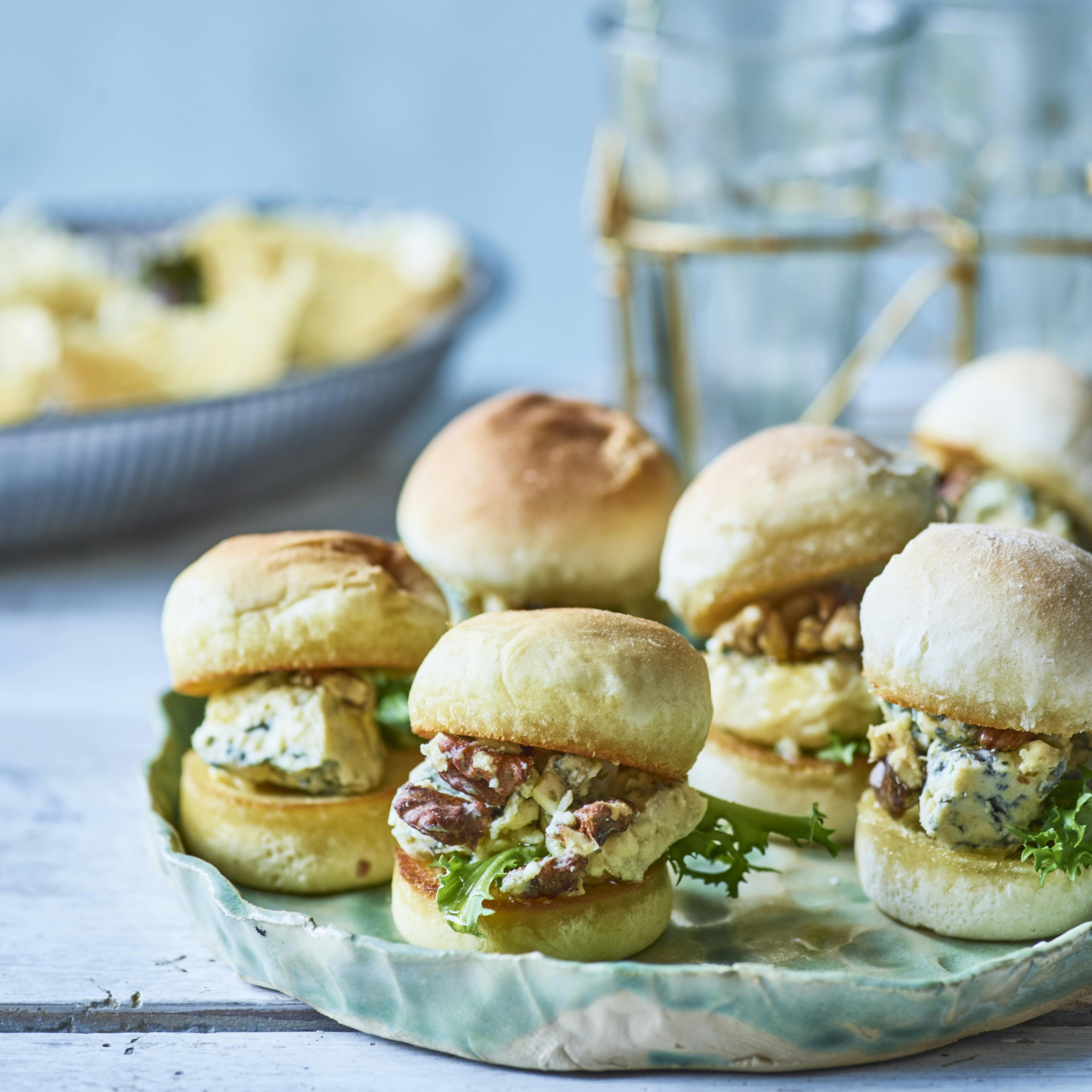 Små sliders med ost og nødder
