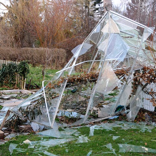 Et smadret drivhus, en haveejers frygt. Stormsikring er løsningen.