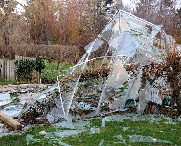Drivhus ramt af storm