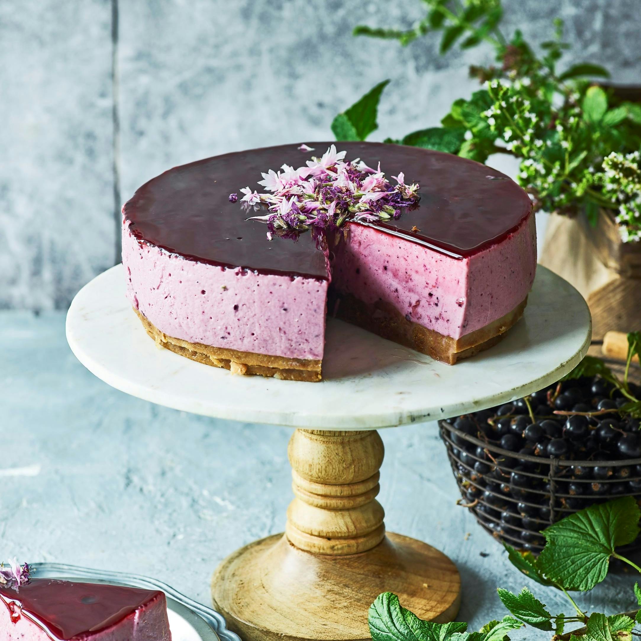 Kage med solbærmousse