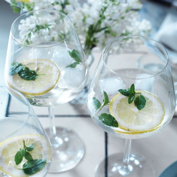 /media/article/sommerdrinks-med-hyldeblomst-gin.jpg