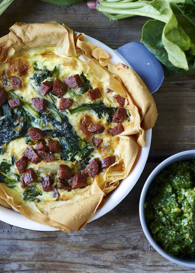 Spinattærte med chorizo og pesto