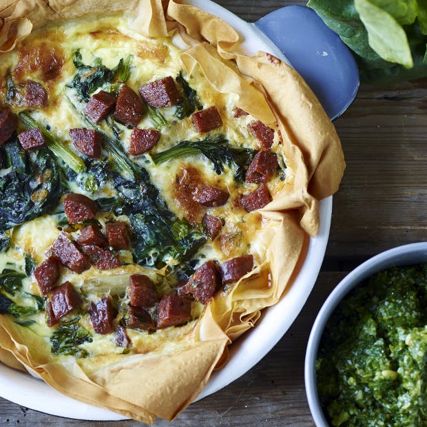 Spinattærte med chorizo og pesto