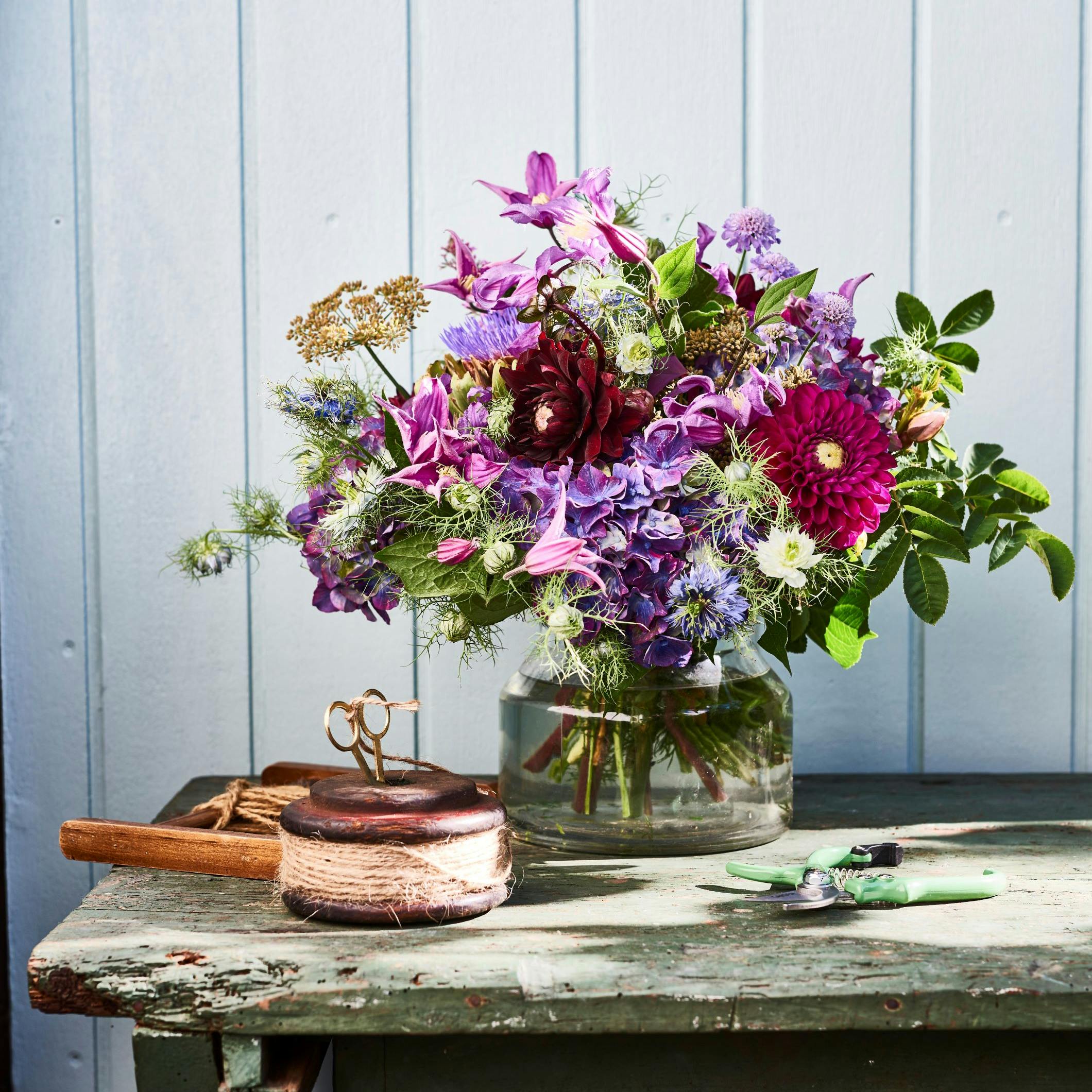 Stor buket med rosa og lilla blomster