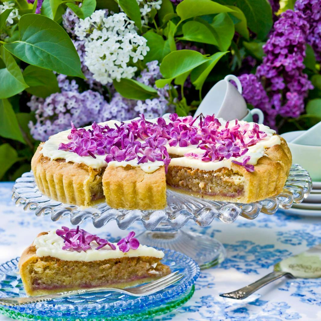 Opskrift på mandeltærte med syrener