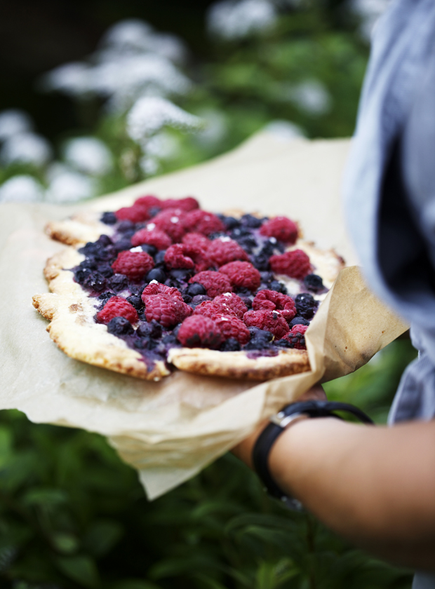 Sprød tærte med hindbær og solbær
