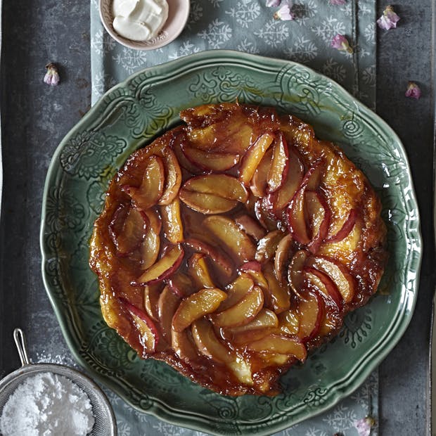 Tarte tatin med karamelliserede æblestykker